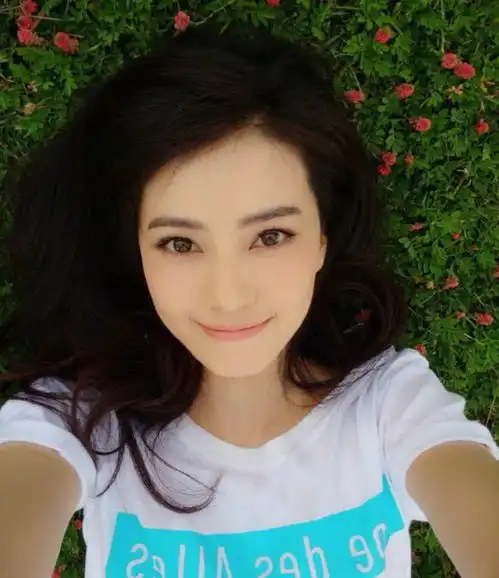 高圆圆露背衣秀美背皮肤细腻白到发光,头发撩到耳后露精致五官