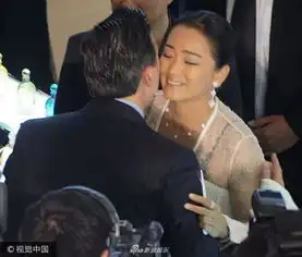 组图巩俐不小心踩裙摆险摔倒获老外搀扶为表谢意女神贴面献吻