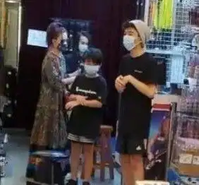 张柏芝儿子成迷你谢霆锋母子晒照相互依偎,曾经不想认父亲