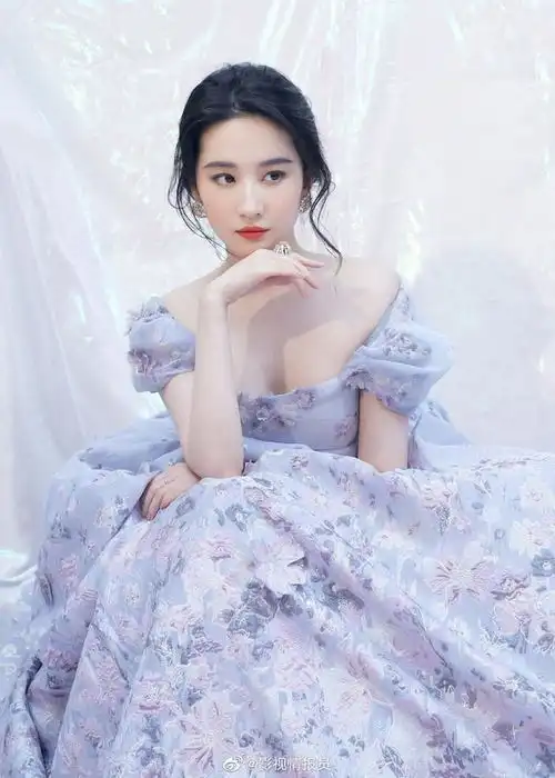 刘亦菲雾霾蓝公主裙唯美梦幻