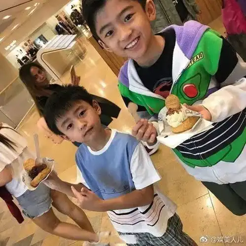 lucas升初中啦张柏芝po照意外曝光学校,网友11岁就长胡子了