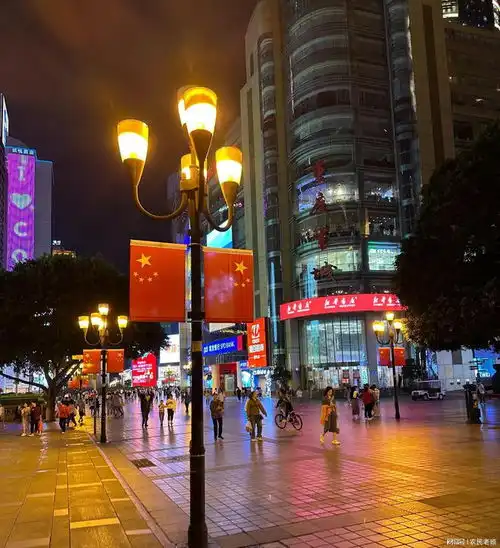 氛围感拉满,重庆解放碑街头的中国红真的太美了