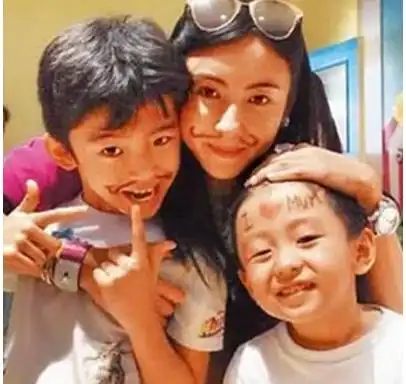 张柏芝生完三胎带儿旅游,两儿子已是翩翩美少年,谢霆锋基因强大