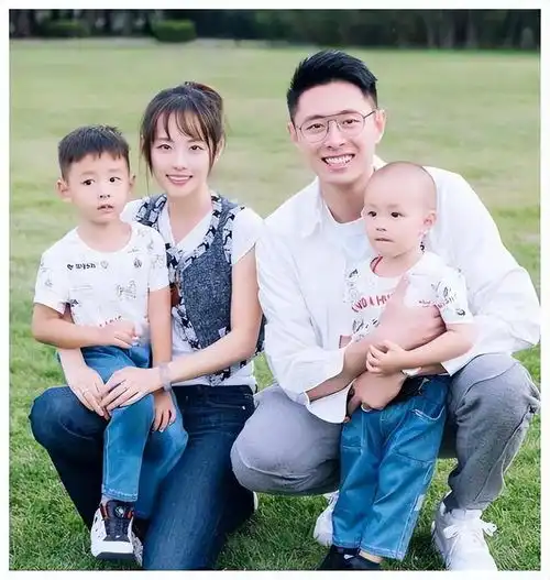张嘉倪婚变后,带两个儿子游乐场玩耍,母子感情不受买超出轨影响