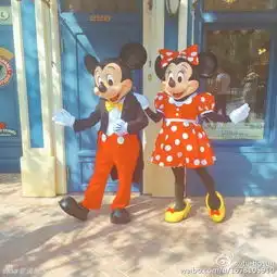 孙俪游迪士尼童心大发与唐老鸭米奇合影