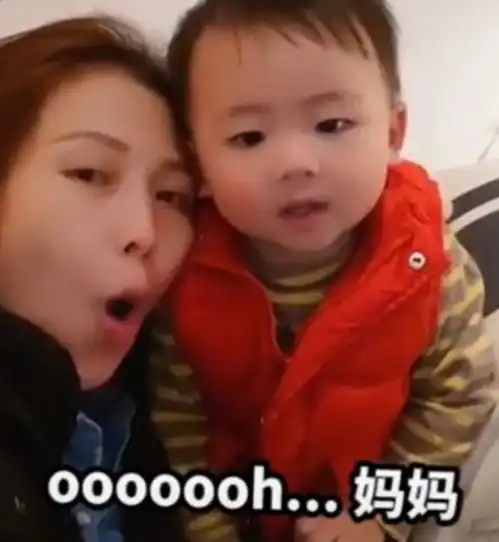 蔡少芬花式喊儿子起床,母子互动温馨,鱼蛋复制爸爸长相越发帅气