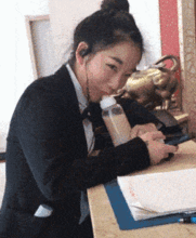 搞笑gif趣图街边消防栓爆掉后,路过汽车的反应