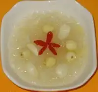 糖水是广东的一种小吃的总称,种类十分多样,有红豆沙莲子糖水等等基本就是把一些下火莲子百合糖水的材料加水和糖一起煮.十分消暑为广东人喜欢的小吃.糖水既可以作为中式饭食后的甜品,也可以作为夜宵的小品,为我们带来愉快的心情增城市惠芳糖水炖品屋