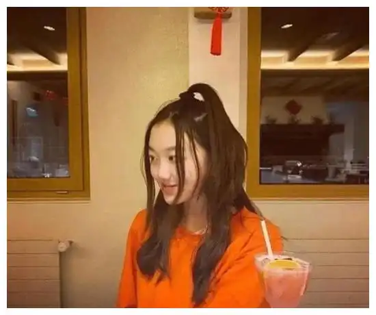 王菲的女儿与闺蜜摆摊义卖,网友调侃李嫣,义卖不如拍卖来钱快