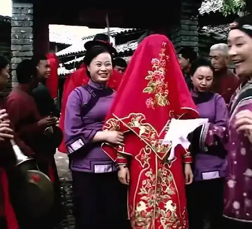 新郎失踪弟弟代替哥哥娶新娘进门谁知新娘不是一般人