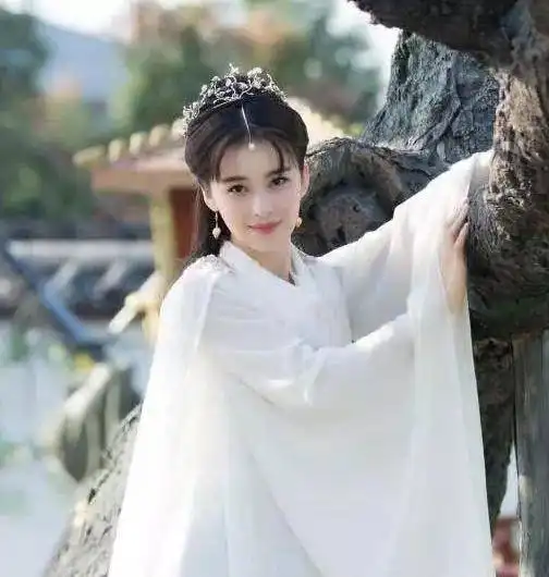 她是唯一参演倚天新白两剧的演员,曾很红如今人气萧条