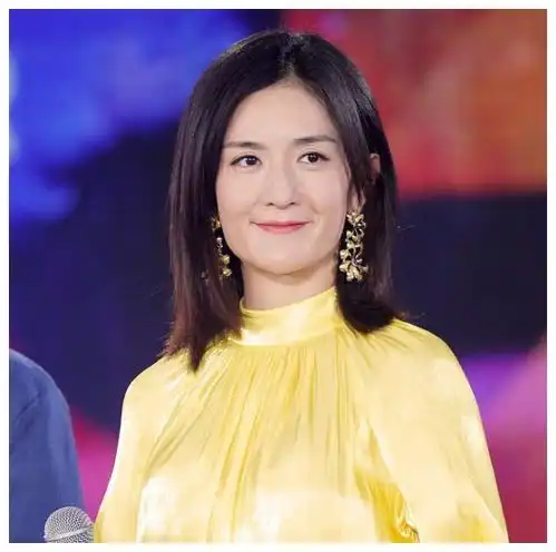 女明星商会的图片郑爽波浪卷发轻熟,谢娜白鹿撞色展现不同气质