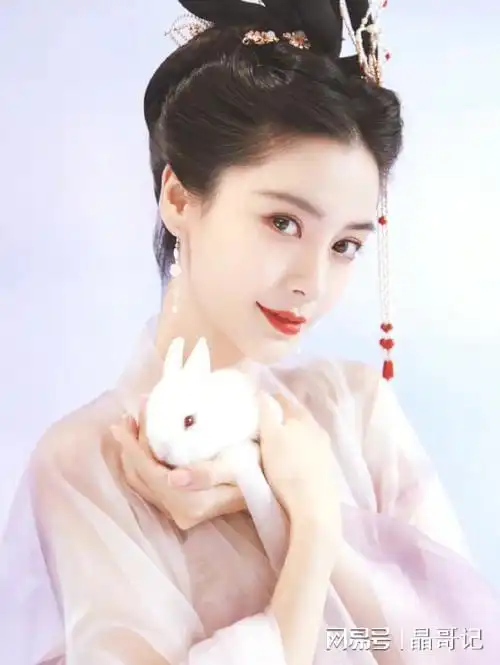 杨颖中秋夜晒嫦娥装,美艳绝伦像仙女,上万粉丝喊老婆