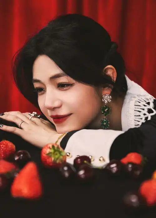 陈妍希穿丝绒裙好优雅抹红唇尽显熟女魅力