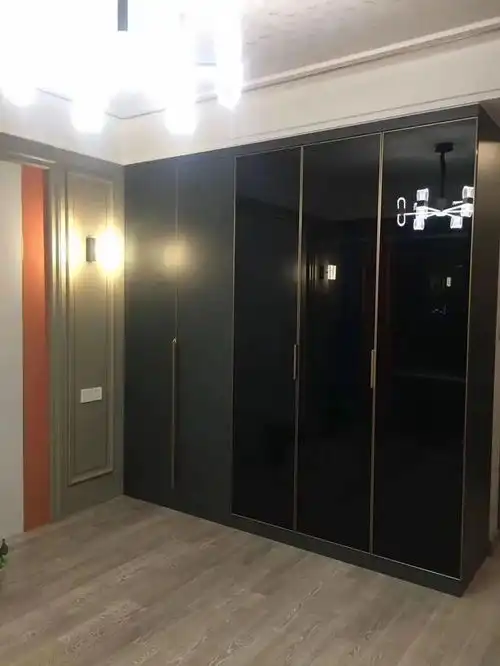 客厅用黑色,卧室色彩鲜艳,这套127㎡的房子装修,画风清奇客厅窗帘书桌黑色卧室装修网易订阅