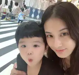 黄圣依晒与两个儿子合照,母子三人同框画面温馨