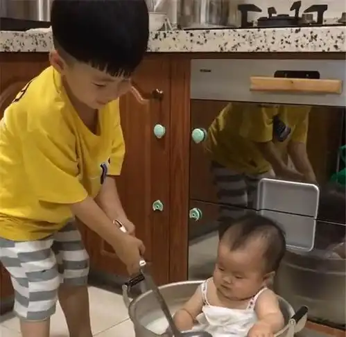 哥哥将弟弟下锅炖了,妈妈发现时,旁边已经准备好了配料