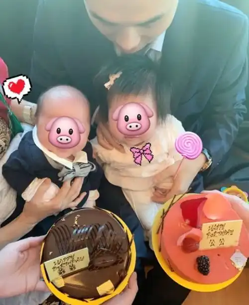 赌王长孙罕出镜,一身印花居家服眉眼间不像奚梦瑶,曾同框小小春