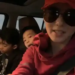 张柏芝频曝母子生活,长子lucas产生抵触情绪,试图躲开镜头