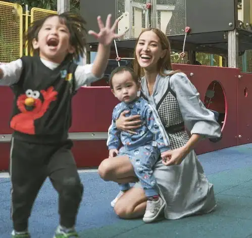高颜值tvb著名夫妻档晒圣诞合照,网友调侃大儿子赢在了发量