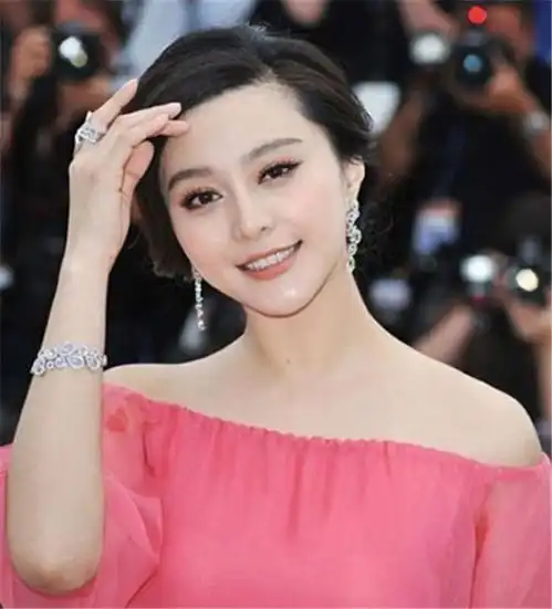 女人戴手镯还是手表好看三个理由告诉你,戴错很尴尬
