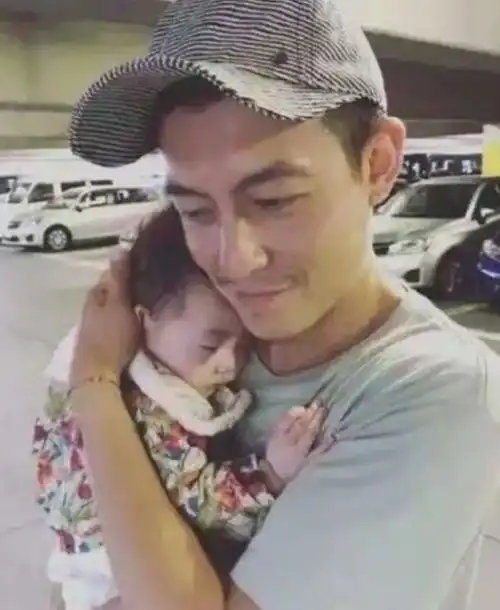 陈冠希妻女同框似姐妹,老公视角美照颜值优秀,身后豪宅内景奢华