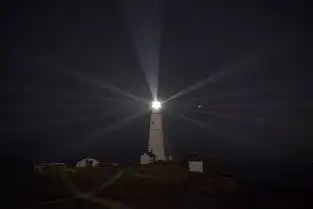 慈悲心,是穿过黑暗风暴的一束光