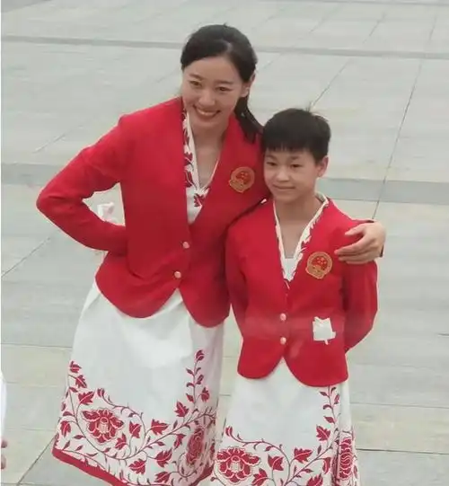 倔强的全红婵14岁天才落后时跑到教练面前,红姐我会追回来的