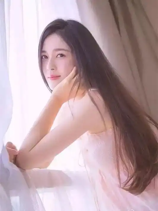 红毯假摔,抢娜扎男友,还连打关晓彤10个耳光,曾经的小杨幂这是怎么了