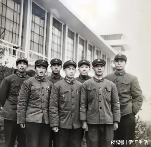 73年我报名参军被劝回,师范毕业当老师,22岁时我再次报名应征