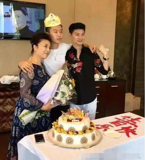 范冰冰老爸60岁近照被网友吐槽太娘炮,网友到底是哪里不对