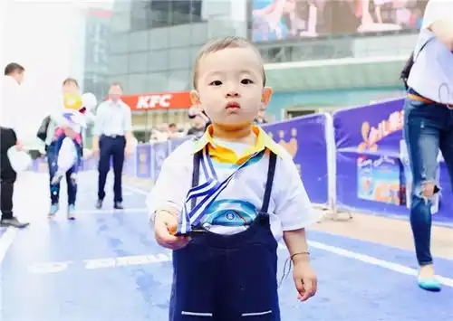 来,一起回味去年那场风靡全国拿奖到手软的六一亲子跑