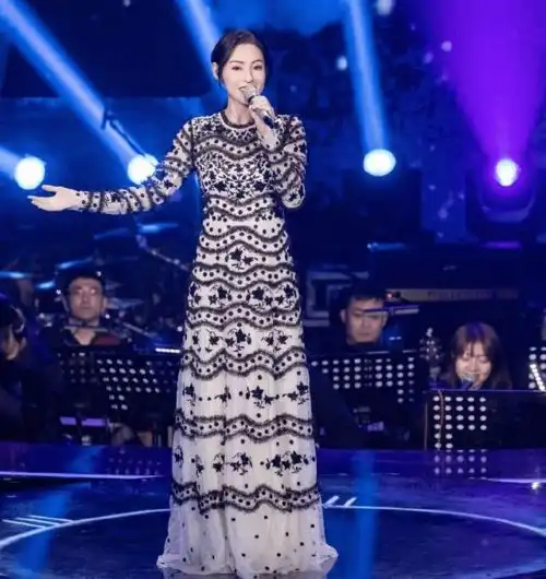 张柏芝穿仙女裙登台献唱,生3娃藏不住凹凸感,真乃人间绝色