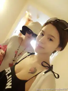 组图谢雨欣20岁女儿低胸装秀纹身成熟性感