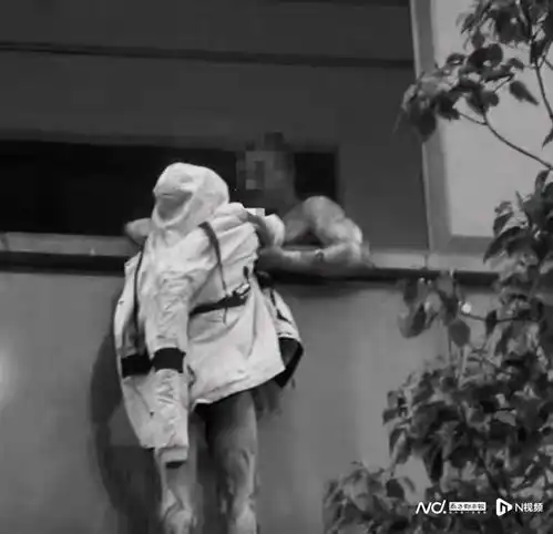 火场救妻夫妻留下3孩村干部每个孩子每月可领1100元补助