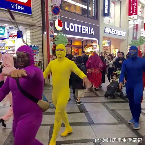 老外有多爱抢镜头网友笑死,20人的合影一个都不认识...