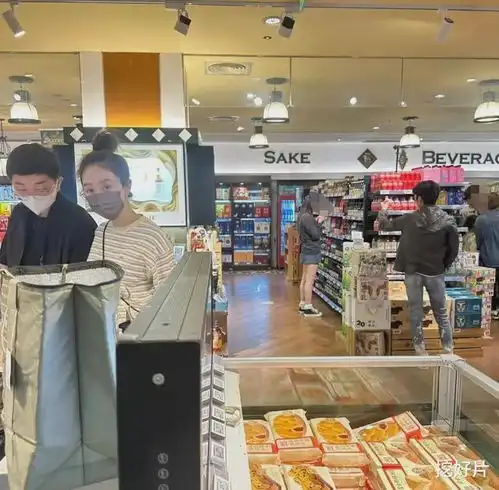 39岁姜妍逛商场被偶遇穿条纹上衣扎丸子头像20岁,她老公提着大包小包