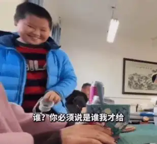 六年级男孩为女同桌要红糖,她人生第一次这件事得早点告诉孩子