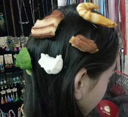 媳妇现在出门越来越装怪了,顶着食物在大街上瞎晃悠,真是丢人