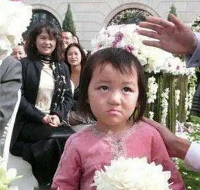 王菲女儿李嫣14岁了,五官修复后颜值极高,身高快赶上李亚鹏