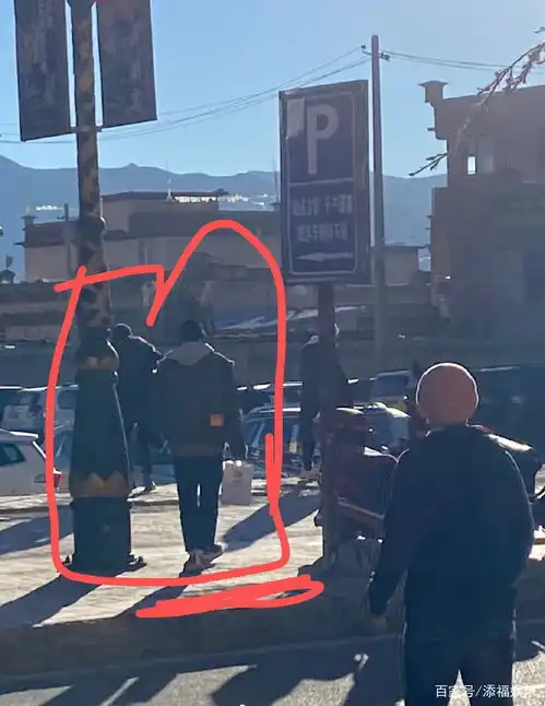 王俊凯录制新综艺,手拿奶茶与董子健刘昊然聊天,私服也很帅气