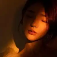 黑暗中的一丝亮光美女