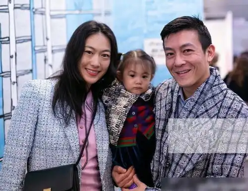 陈冠希妻女外出游玩,母女同框画面温馨,一个呆萌一个美丽太养眼