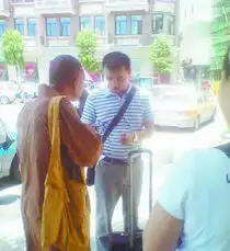 假和尚骗钱先送护身符再讨功德钱