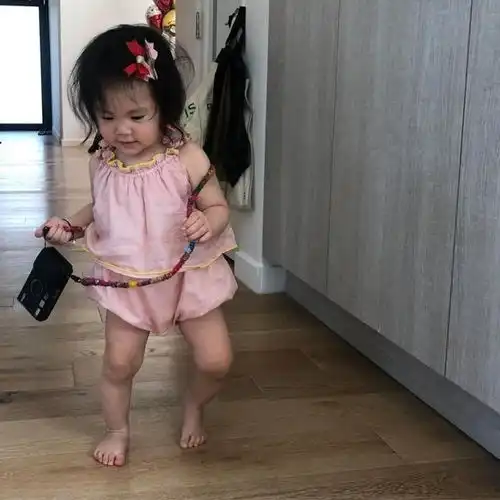 陈冠希的无价之宝竟是她俩女儿肉嘟嘟,秦舒培脚瘦成枯柴一般