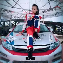 sec12小时超级耐力赛,87915车队六位美女车手冲刺新年