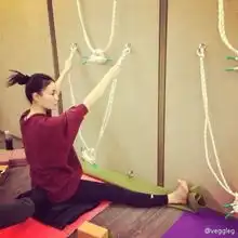 王菲晒劈叉练舞近照背部遭神秘脚踢图