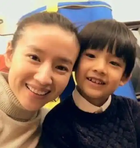 41岁董洁与13岁儿子做饼干,顶顶越来越帅,遗传妈妈好基因