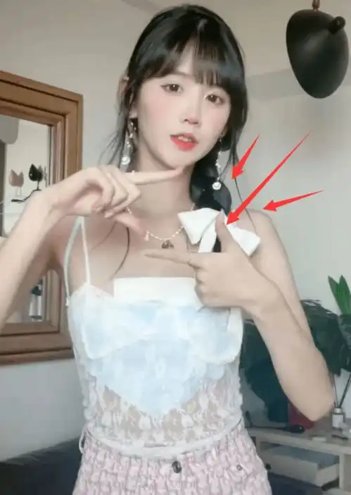 虎牙又添丝袜女神,直播玩qq飞车,网友请主播保护好自己的隐私