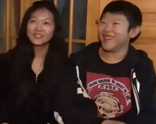 侯祥9岁停止发育,出道18年只能演小孩,和妻子同框被嘲像母子